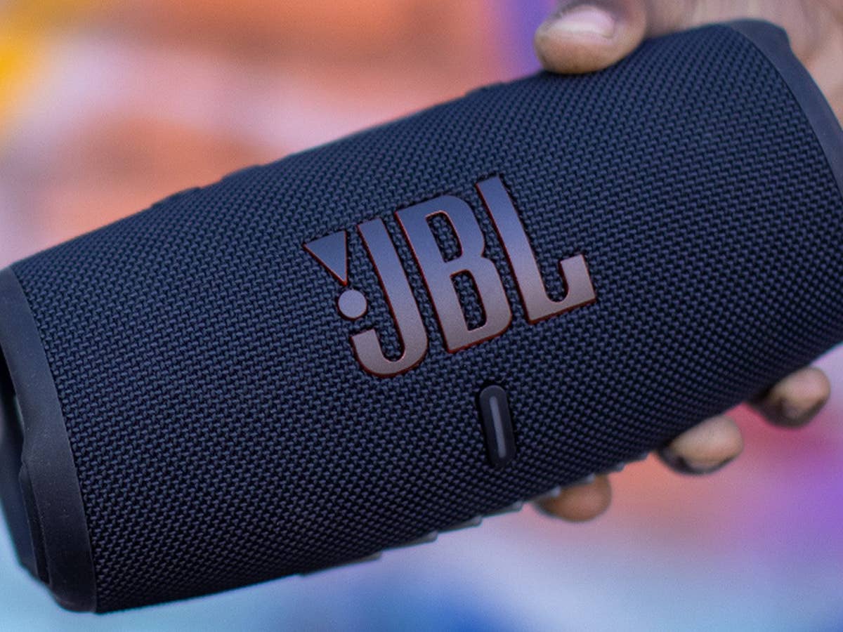 JBL Charge 5 in der Hand JBL Charge 5
