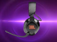 JBL Quantum 610 Gaming-Headset mit elegantem Design auf lila Hintergrund.