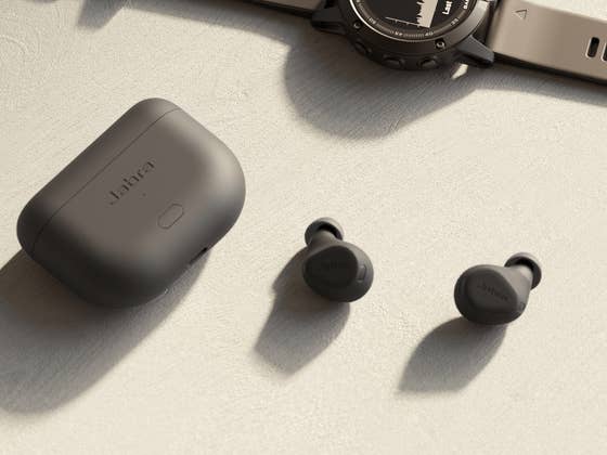Neue In-Ear-Kopfhörer von Jabra: Smartes Ladecase und starke Klangupdates