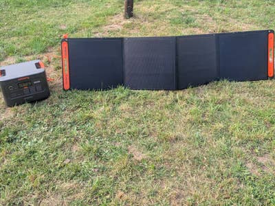 Jackery Explorer 3000 v2 und SolarSaga 200 entfaltet