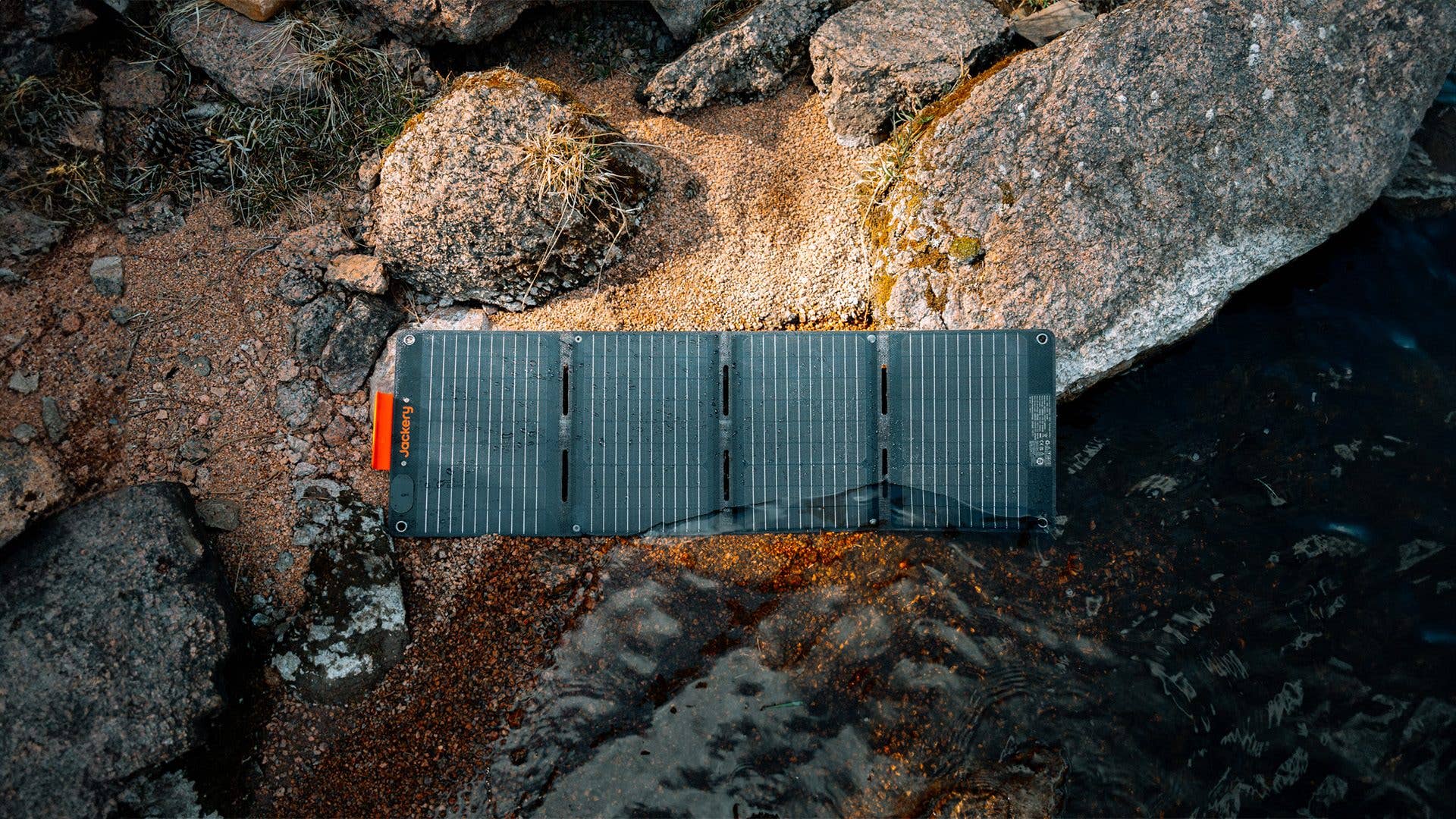 Jackery SolarSaga 40 W Mini in einem Bach