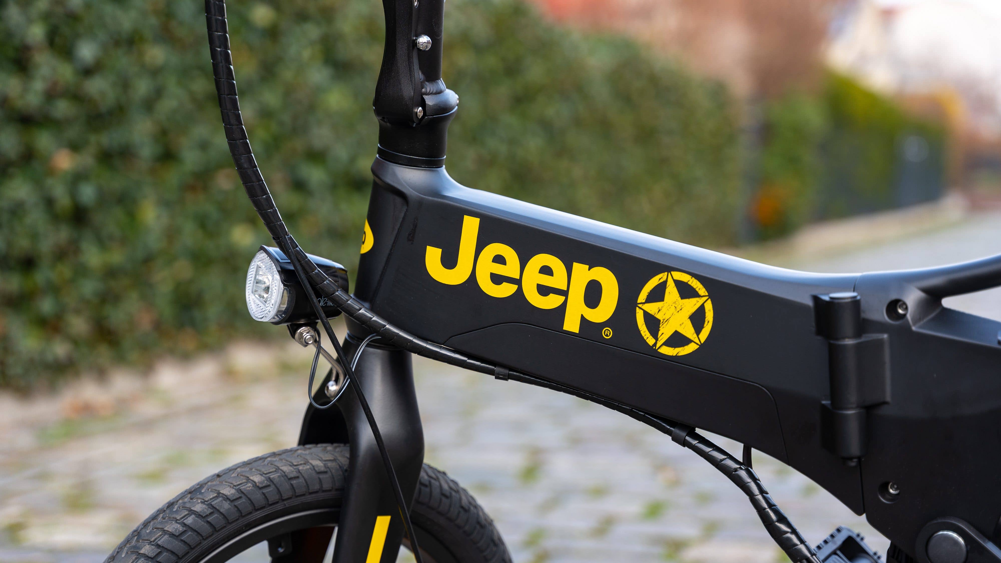 Jeep-Logo am Jeep FR 6020