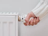 Heizkörper mit Heizventil, Sinnbild für Gaspreis beim Heizen