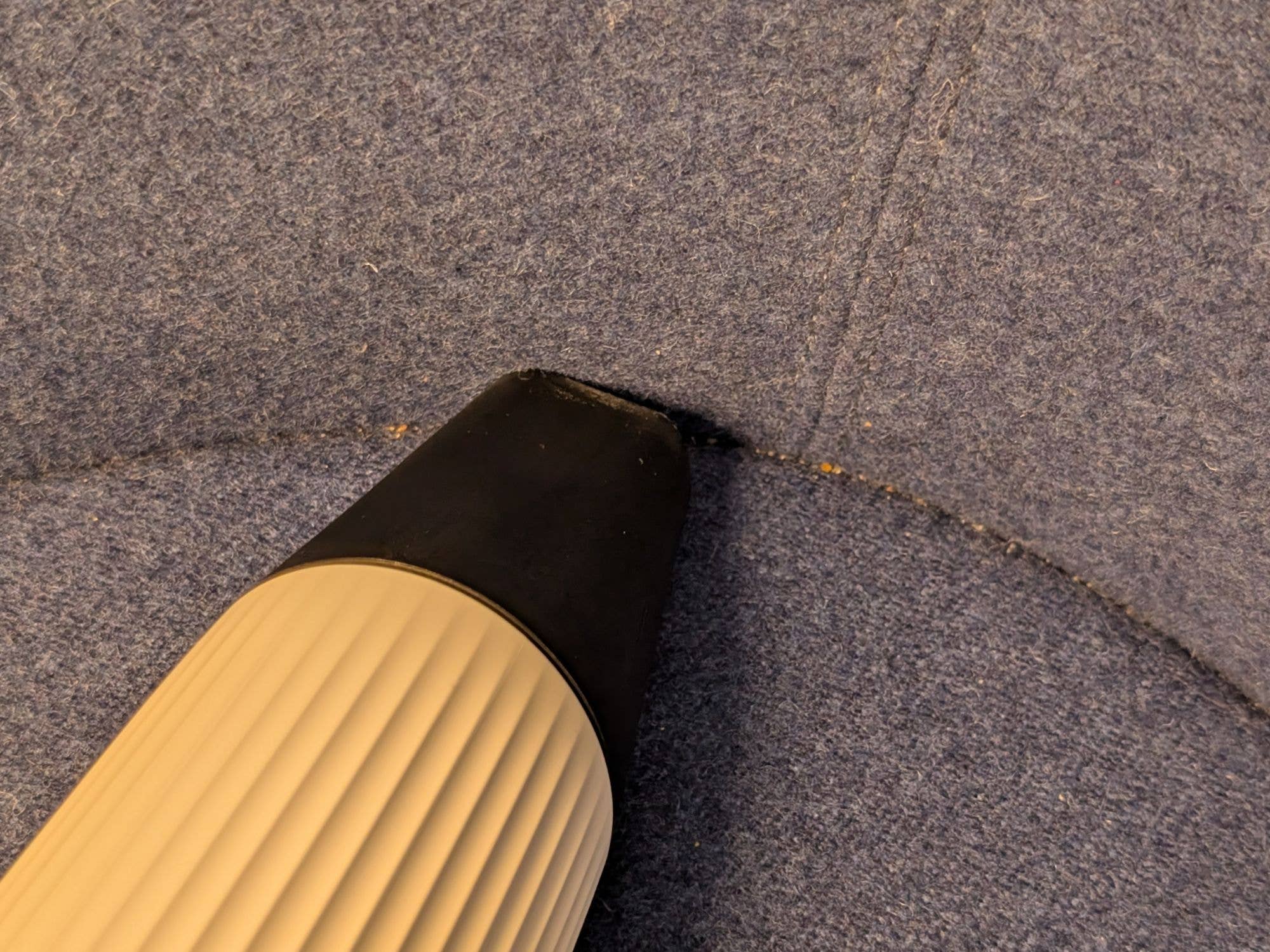 Krümel in Polsterritzen bekommt man leider nicht restlos entfernt