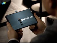 Eine Person hält ein Smartphone, das LG CES 2021 anzeigt.
