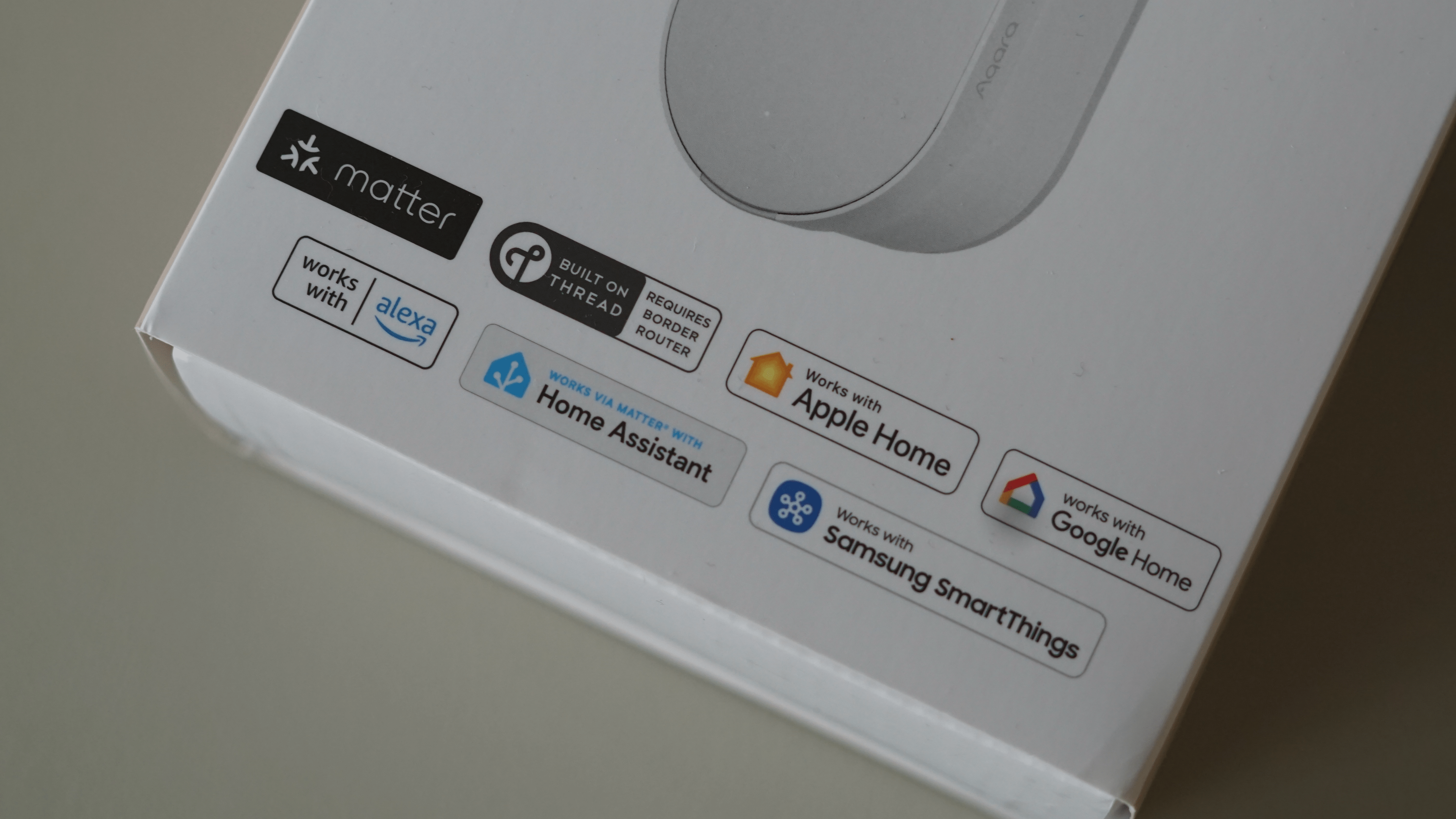 Produktverpackung mit Kompatibilitätslogos, einschließlich 'funktioniert mit Alexa'.