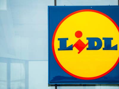Lidl-Schild mit dem Logo auf gelbem Hintergrund und blauer Schrift.