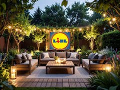 Ein gemütlicher Gartenbereich mit Sitzgelegenheiten und einem Lidl-Logo auf einem Bildschirm, umgeben von Bäumen und Lichtern.