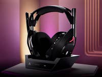 Logitech G Astro A50 Lightspeed Gaming-Headset auf einer Ladestation mit einem Farbverlauf-Hintergrund.