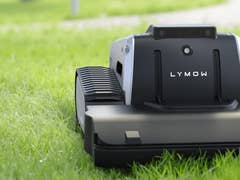Ein robotischer Rasenmäher namens Lymow One auf grünem Gras.