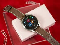 Huawei Watch 3 Pro auf einer Box
