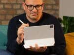 Fabi arbeitet mit dem Apple Pen am iPad Pro