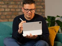 Fabi arbeitet mit dem Apple Pen am iPad Pro