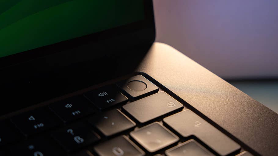 Der Touch ID-Fingerabdrucksensor ist in die Einschalttaste selbst integriert.