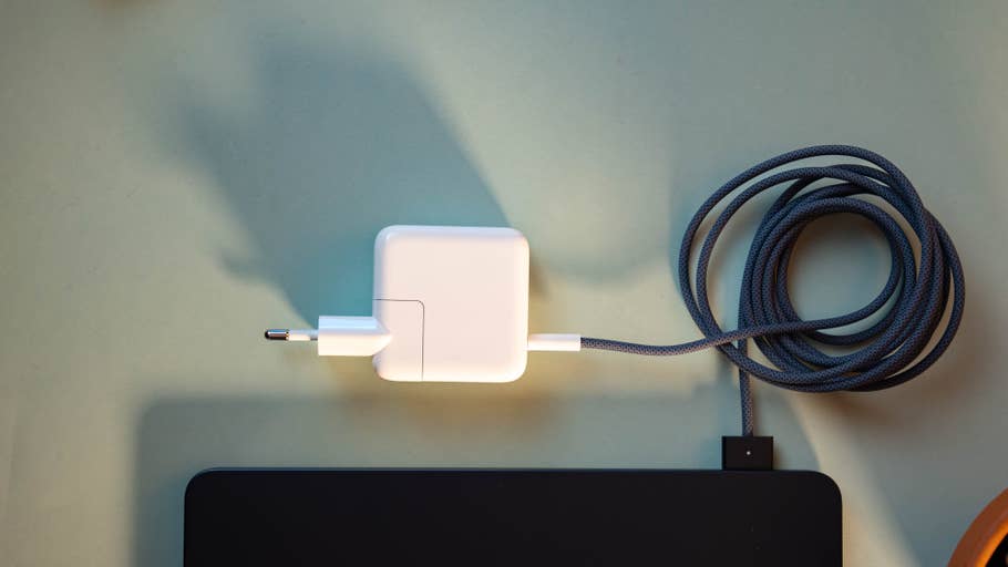 Dass das Ladekabel in der gleichen Farbe wie das Gehäuse gehalten ist, ist eine nette Idee.