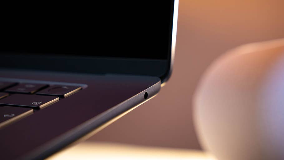 Auf der rechten Seite befindet sich ein 3,5-mm-Kopfhöreranschluss.