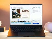 Ein MacBook Air zeigt eine Präsentation über Marktforschung zu Einzelhandelstrends der Gen Z.