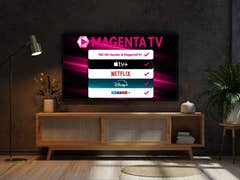 Ein Fernseher zeigt 'MAGENTA TV' mit Streaming-Optionen wie Apple TV+, Netflix und Disney+.