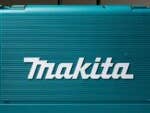 Ein tealfarbener Makita Werkzeugkoffer mit dem deutlich sichtbaren Makita-Logo auf der Vorderseite.