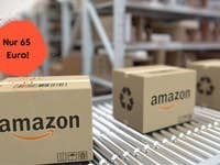 Amazon-Pakete auf einem Fließband mit einem Textfeld, das 'Nur 65 Euro!' sagt.