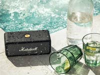 Marshall Emberton neben Gläsern an einem Pool