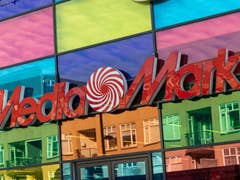 MediaMarkt-Logo auf einer bunten Glasfassade.