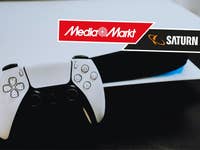 Nahaufnahme einer PlayStation 5 mit einem Controller, davor das MediaMarkt-Logo