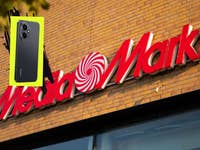 MediaMarkt-Schild mit einem Smartphone (Honor 400) im Vordergrund.