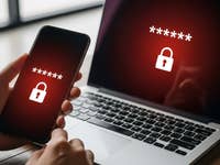 Ein Smartphone zeigt ein Passwort und ein Schloss-Symbol, neben einem Laptop mit ähnlichen Passwort- und Schlossgrafiken.
