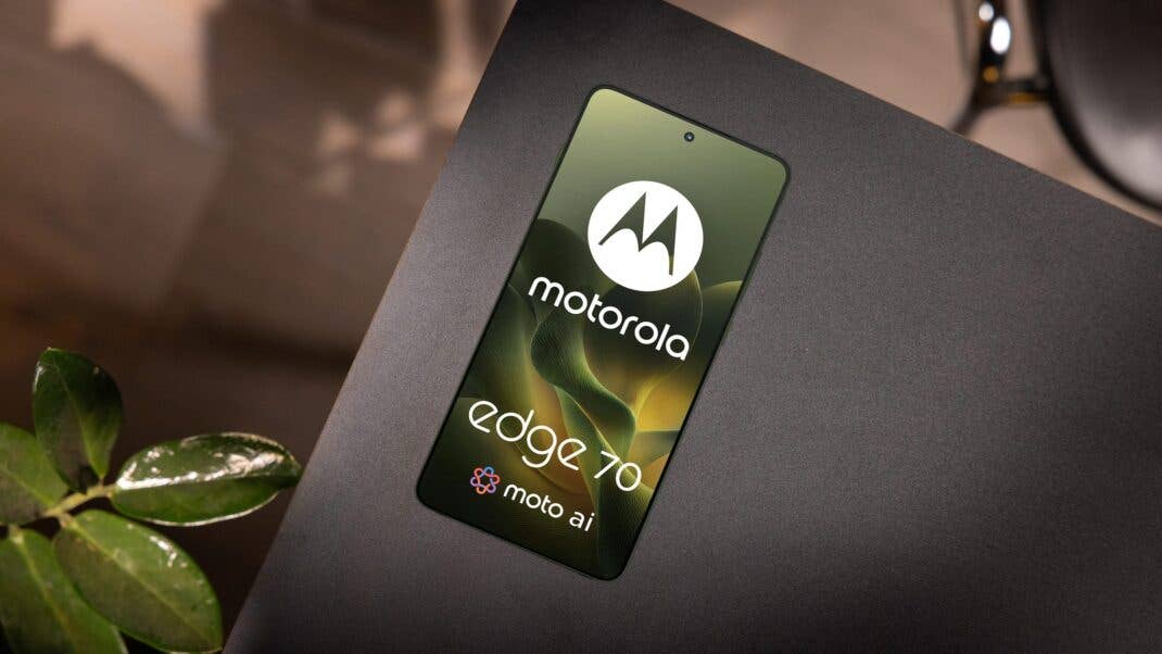 Ein Motorola Edge 70 Smartphone liegt auf einer schwarzen Oberfläche und zeigt sein Logo und das Bildschirmdesign.