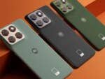 Drei Motorola Edge 70 Smartphones in grün, schwarz und grau auf einem orangefarbenen Hintergrund.