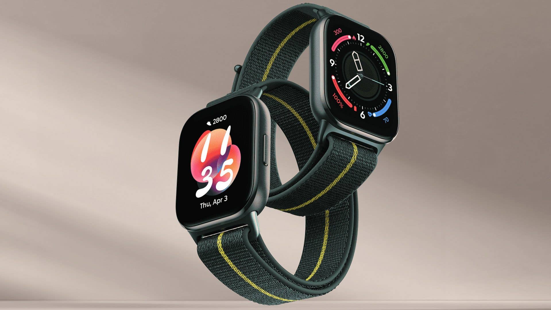 Zwei Motorola-Smartwatches, die Zeit und Gesundheitsmetriken anzeigen, mit einem schwarzen und gelben Armbanddesign.