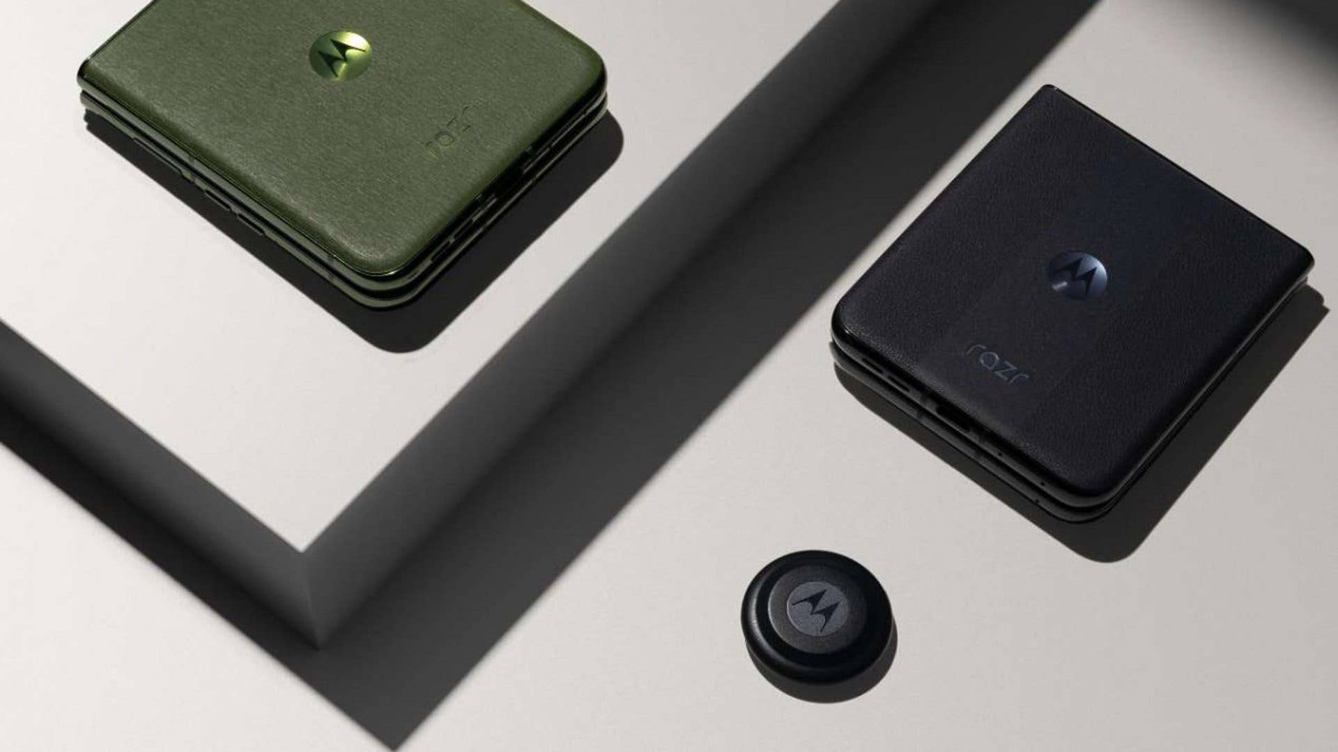 Motorola Moto Tag auf einem Bild mit den neuen Razr-Foldables