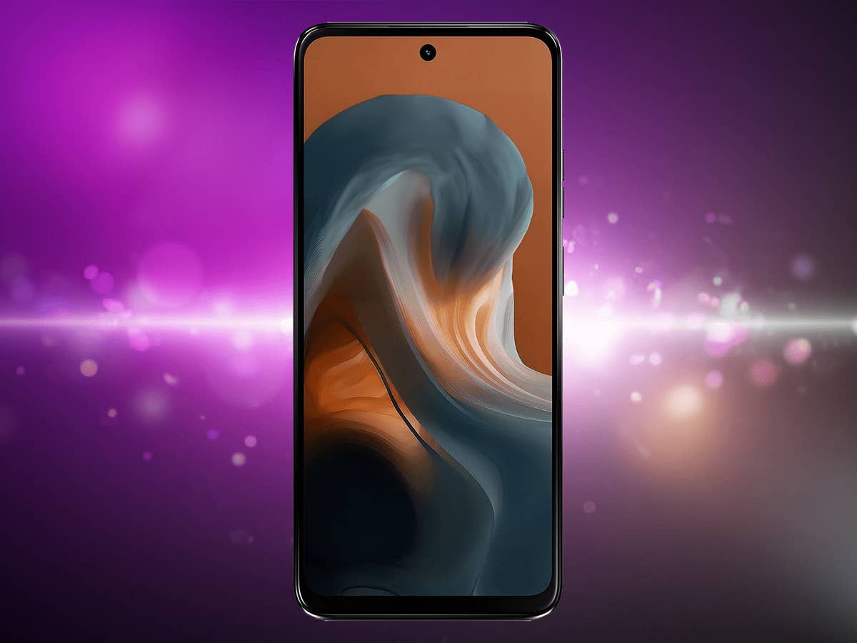 Dieses Marken-Smartphone kostet Euch aktuell weniger als 90 Euro! Motorola Moto G34 5G-Smartphone vor einem lila Hintergrund mit abstraktem Design.