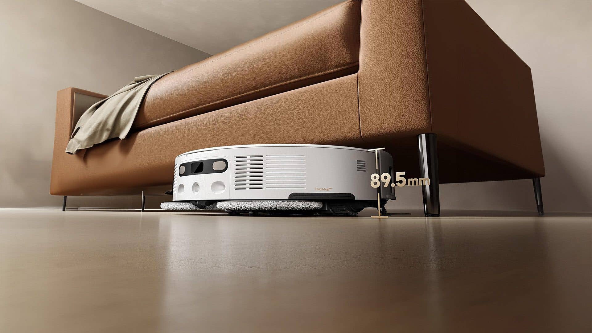 Ein Robotersauger unter einem braunen Sofa, mit einer Höhenmessung von 89,5 mm.