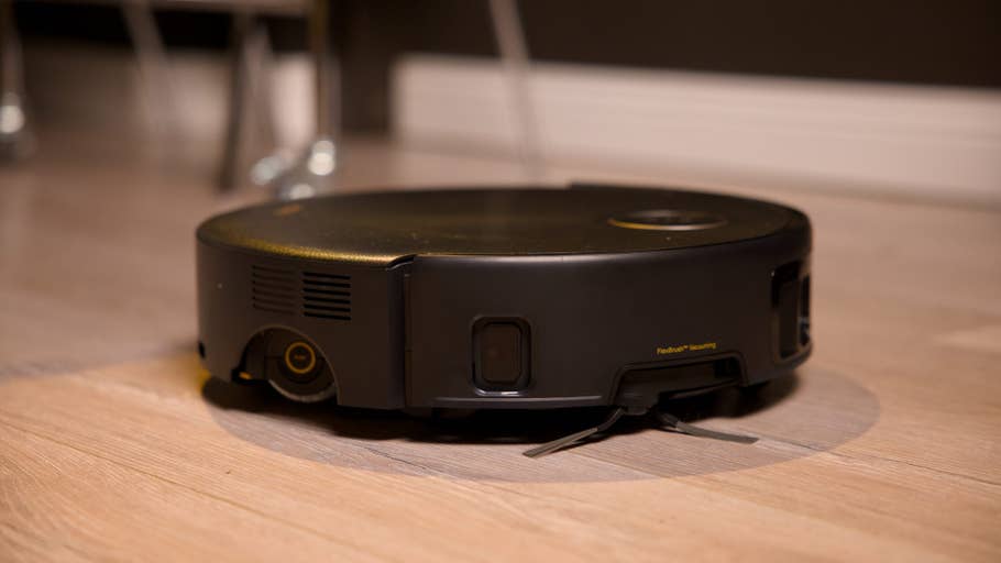 Ein Mova Z60 Ultra Roller Complete Roboterstaubsauger auf einem Holzboden.