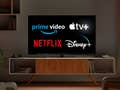 Fernseher mit verschiedenen Logos von Streaming-Anbietern