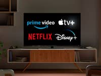 Fernseher mit verschiedenen Logos von Streaming-Anbietern