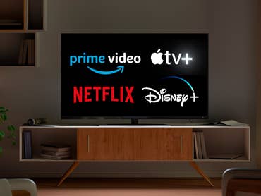 Fernseher mit verschiedenen Logos von Streaming-Anbietern