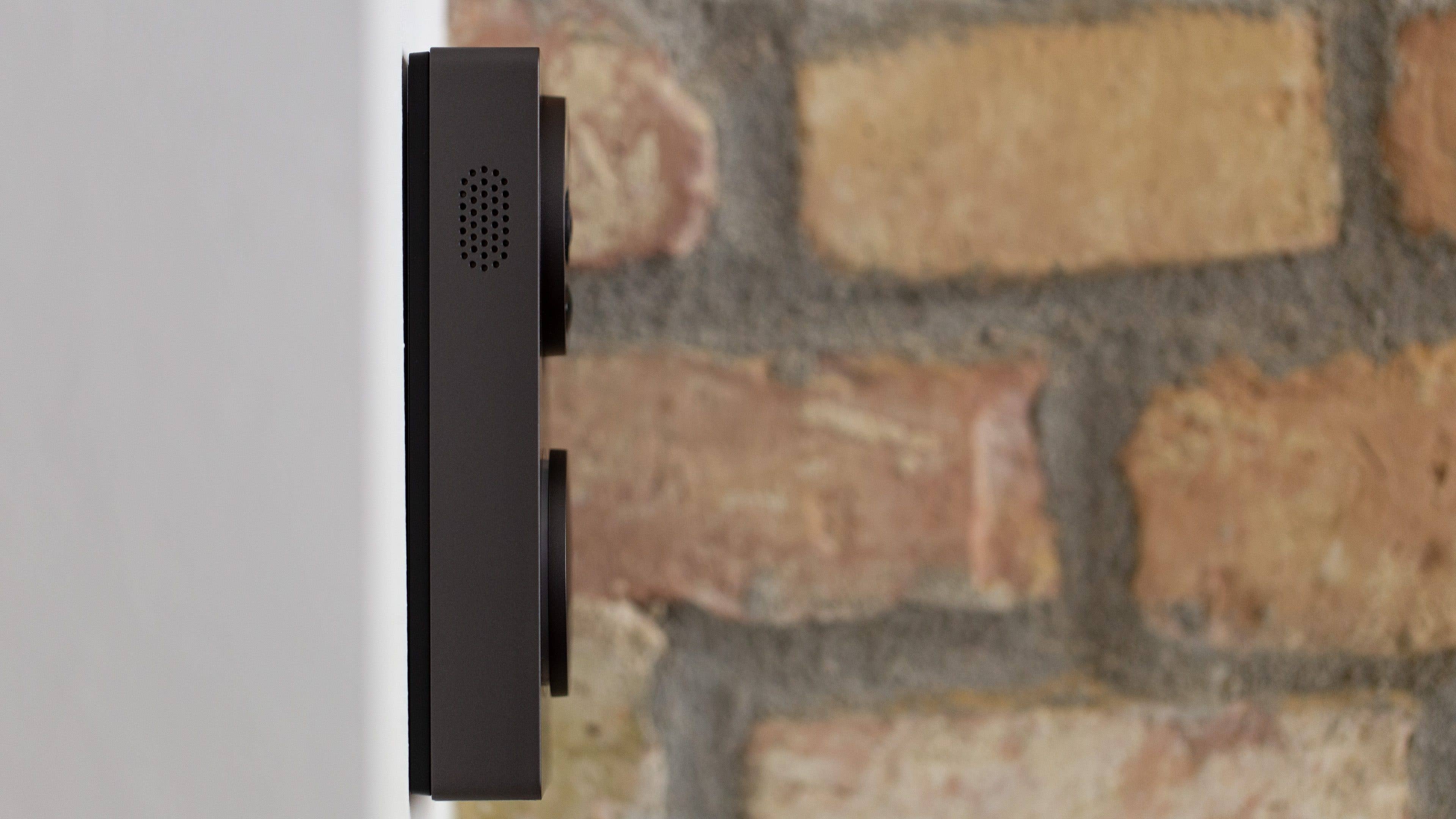 Aqara G4 von der Seite mit Blick auf Lautsprecher.