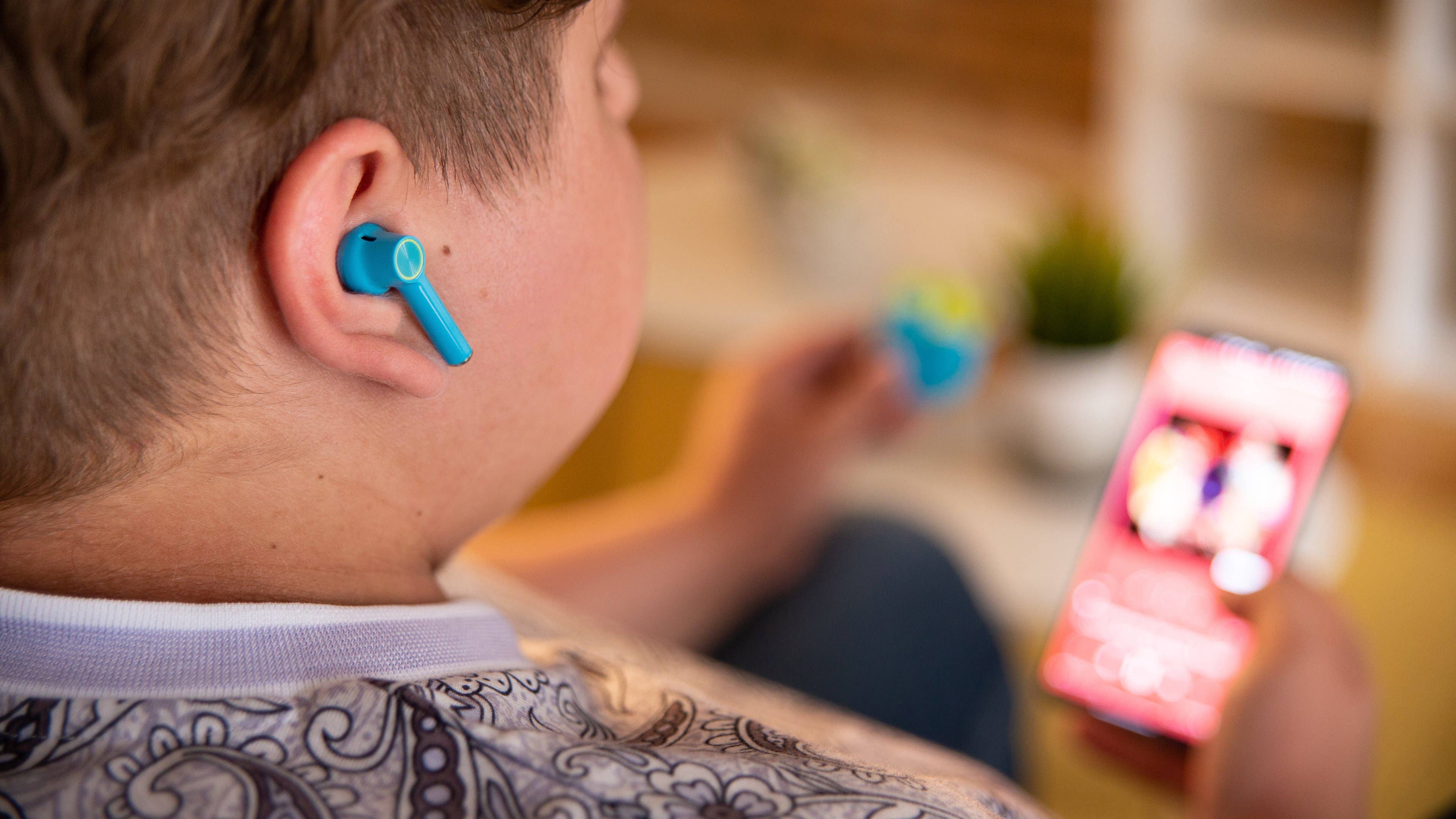 NextPIT OnePlus Nord headphones wear