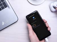 Handy auf einem Tisch, das einen Screenshot mit einer Android-Einstellung zeigt.
