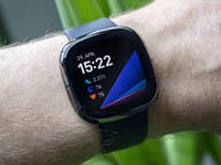 Die Fitbit Sense am Handgelenk