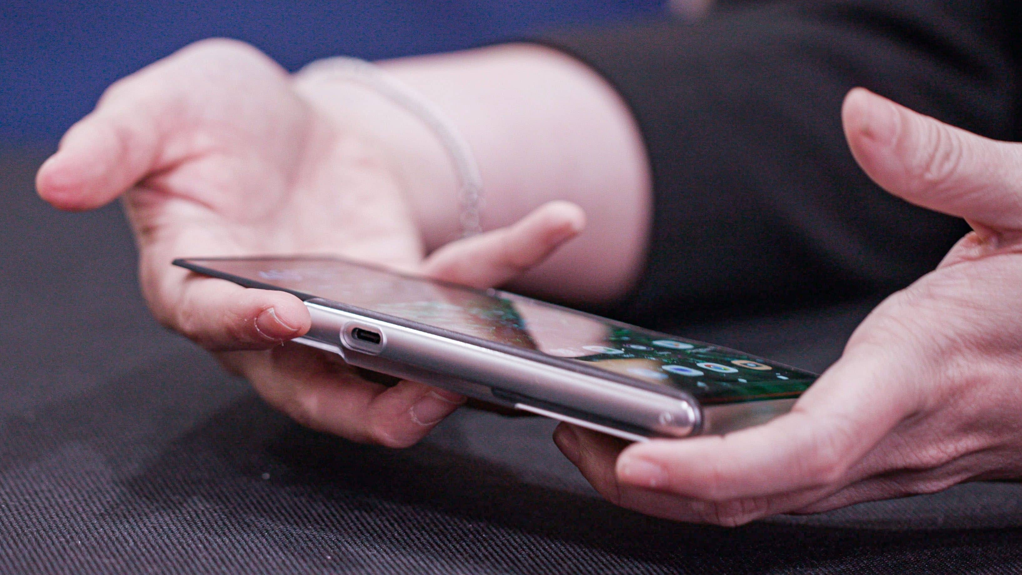 Motorola-Smartphone mit rollbarem Display