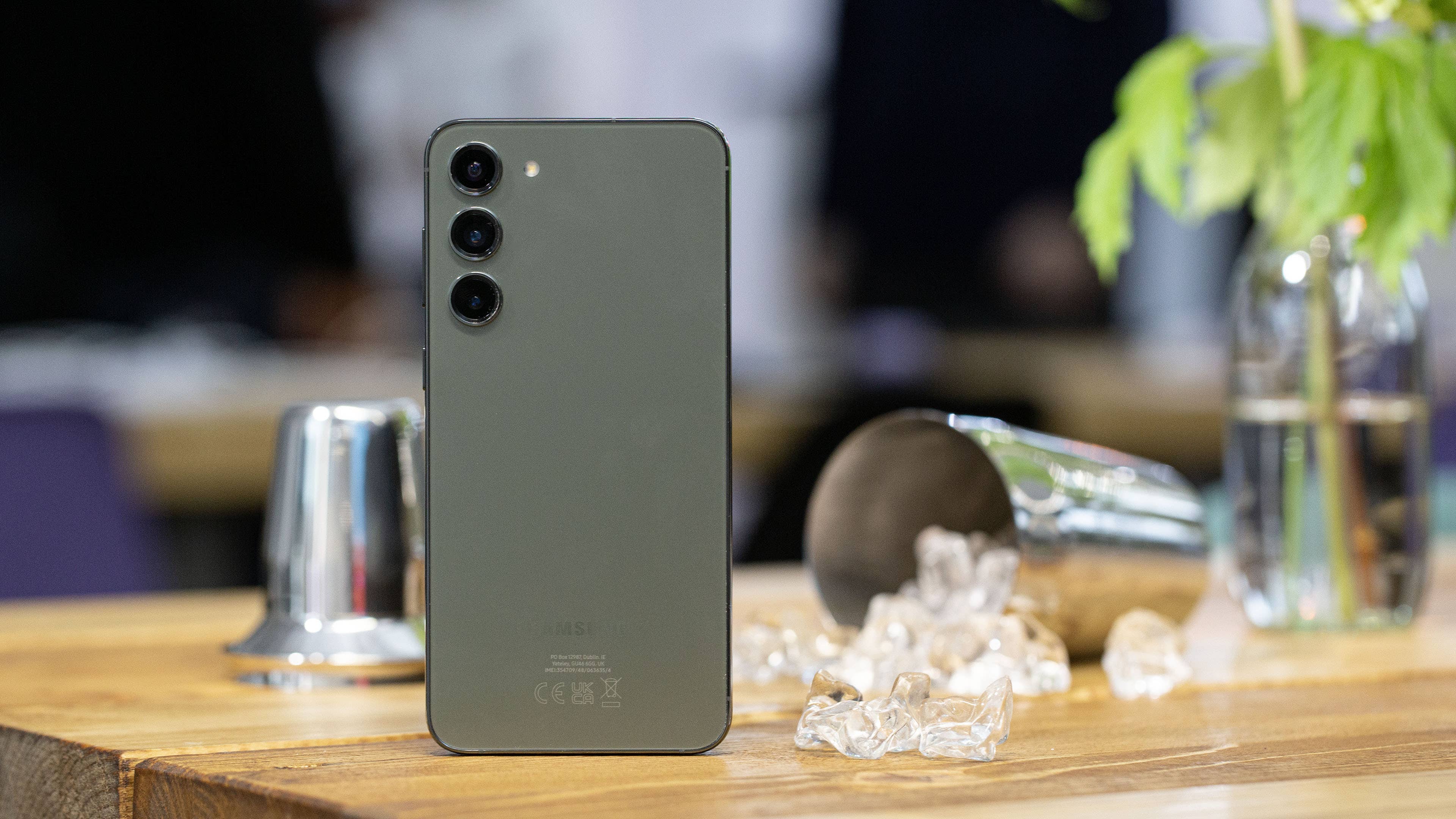 Samsung Galaxy S23 Plus steht auf einem Tisch