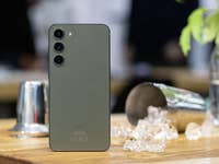 Samsung Galaxy S23 Plus steht auf einem Tisch