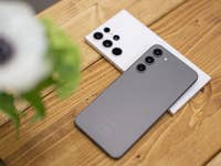 Samsung Galaxy S23 Ultra and S23 Plus liegen aufeinander auf einer Tischplatte aus Holz