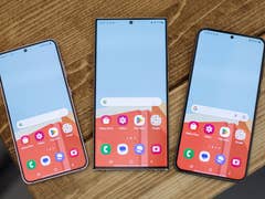 Galaxy S23, S23+ und S23 Ultra liegen nebeneinander auf dem Tisch