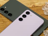 Galaxy S23 und S23+ nebeneinander mit Blick auf die Kameras