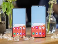 Samsung Galaxy S23 und S23+ stehen auf Tisch